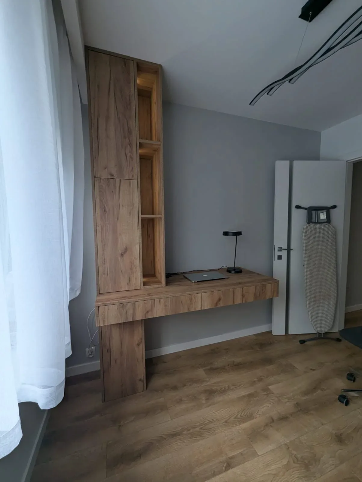 Biurko i regał w jednym — widok ogolny
