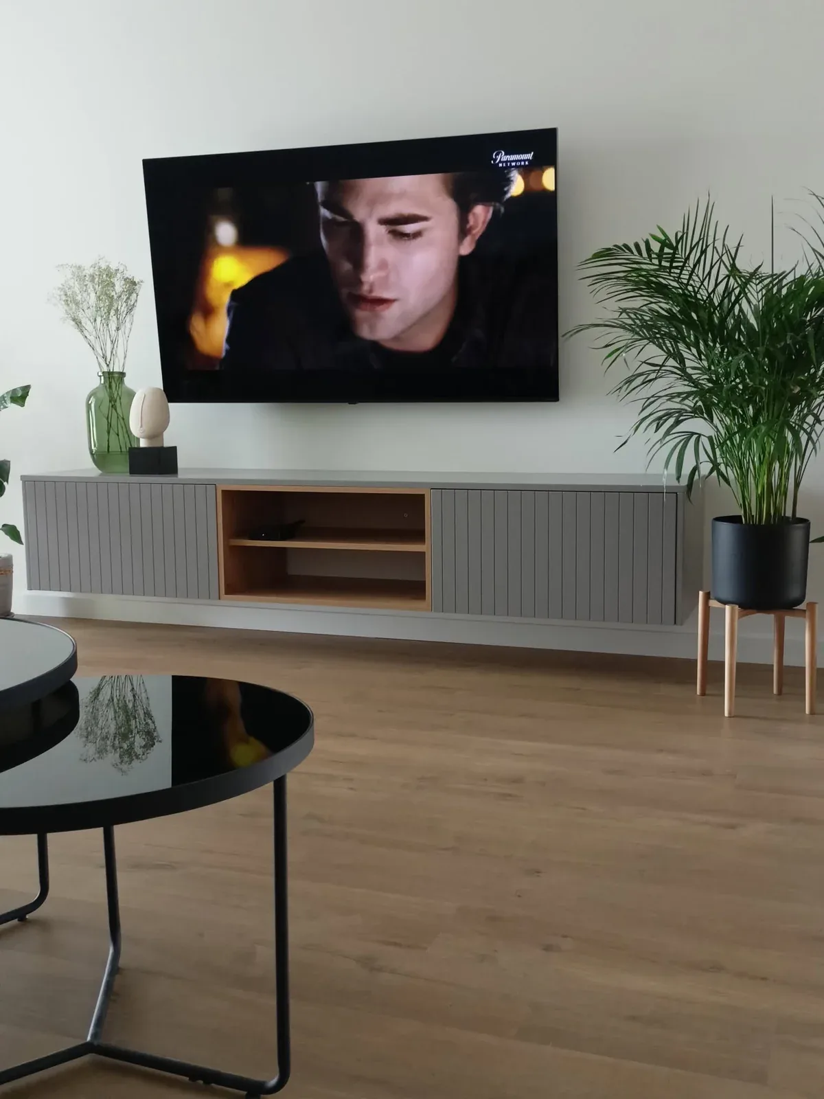 Podwieszana szafka RTV — ujęcie 1